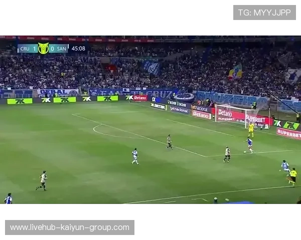 内马尔分球创造无人盯防区域，巴西战术灵活可变